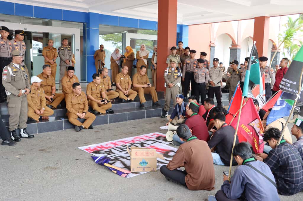 img-sampul-Sambil Lesehan : Sekda Bintan Berdialog Menerima Aspirasi Aliansi Cipayung Plus Tanjungpinang Bintan