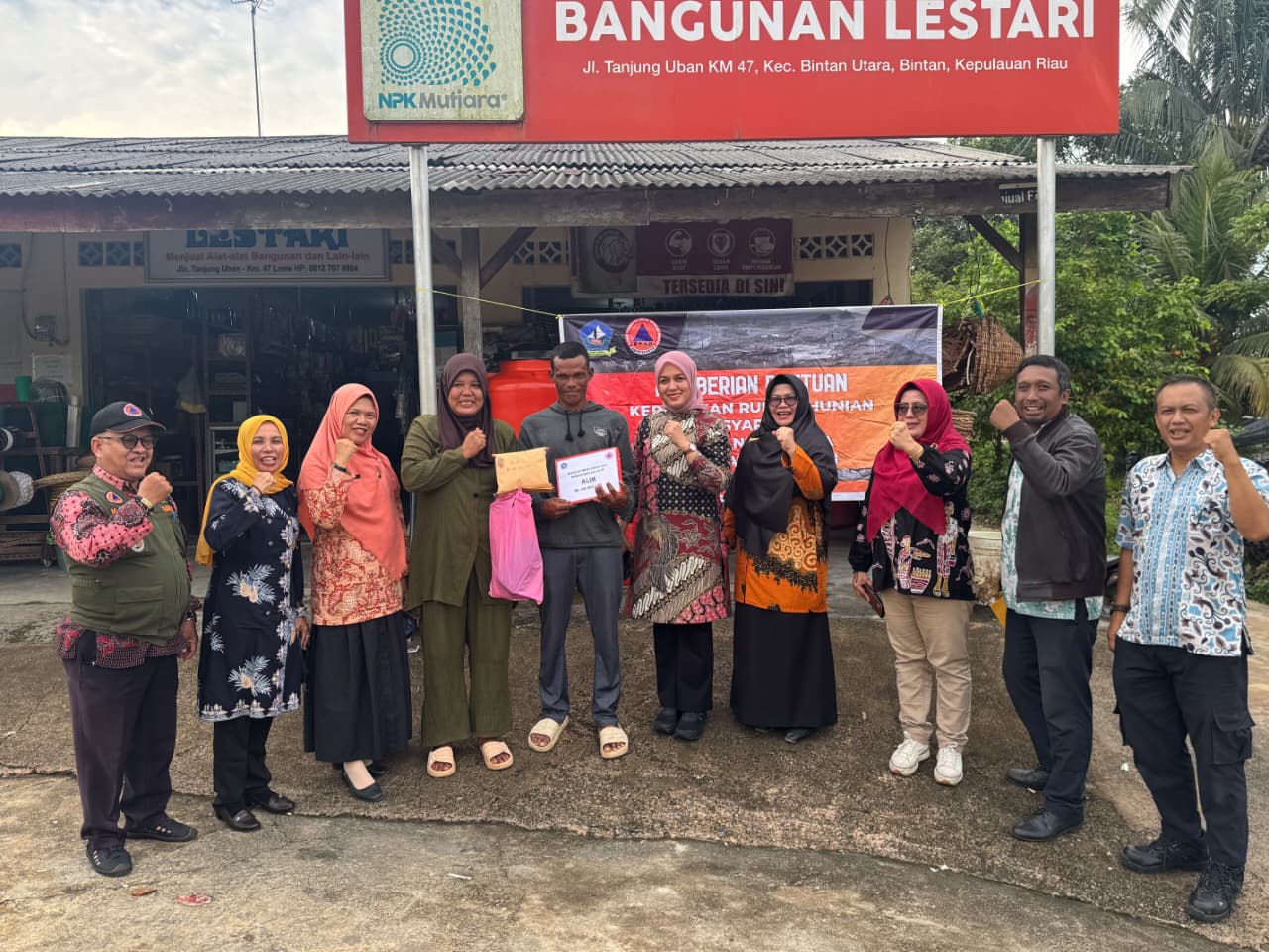 img-sampul-Wabup Deby Maryanti Serahkan Bantuan 49 Juta Rupiah ke Korban Bencana Rumah Roboh di Desa Pengudang