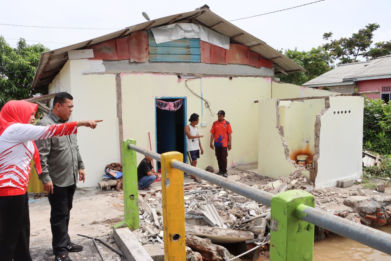 img-sampul-Sekda Ronny Tinjau Rumah Roboh di Kampung Mentigi Laut, Tanjung Uban